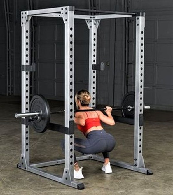 I Power Cage Body-Solid Powerstation ingår följande: Power Cage Body-Solid Powerstation begagnad Internationell Skivstång Tyngre 20kg Nya Internationella viktskivor med handtag för lättare hantering 157,5kg Totalt med skivstång och vikter = 177,5kg