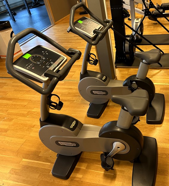 BILD 1. Motionscykel New Bike EXC700 TECHNOGYM - Begagnad i toppskick med garanti- - De exklusiva handtagen erbjuder mjukt och ergonomiskt armbågsstöd som ger maximal komfort i racer position Pris: Högstbjudande