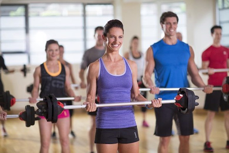 BODYPUMP - Skivstångspass Under en timme tränar du kroppens alla större muskler med en skivstång. Du väljer själv dina vikter på stången för att kunna utmana din kropp att nå de resultat du vill ha. Förändra hela din kropp med the rep effect BODYPUMP är perfekt träning för alla som vill träna igenom hela kroppen på en timme. Med skivstång och viktplattor arbetar du för att bygga upp styrka och uthållighet i hela kroppen på ett enkelt, utmanade och framför allt roligt sätt som ger märkbara resultat. BODYPUMP är enkelt, effektivt och ger snabba resultat. Förändra hela din kropp med hjälp av den beprövade formen THE REP EFFECT som är ett genombrott i styrketräningen. Med fokus på låga viktbelastningar och höga repetitioner bränner du fett och kalorier, blir stark och bygger snabbt tonade muskler. En typisk klass BODYPUMP - Skivstångspass börjar med uppvärmning där du använder lätta vikter på skivstången. Därefter fokuseras det på varje större muskelgrupp – ben, bröst, rygg, axlar och mage. Avslutningsvis sker nedvarvning till lugnare musik. Liksom alla LES MILLS program, släpps var tredje månad ny musik och koreografi. Din instruktör guidar dig genom träningen och pushar dig så att du gör ditt yttersta utifrån din dagsform och nivå.