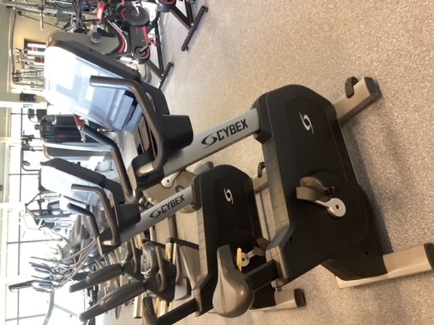 Träningscykel Cybex Upright Bike 50L - Begagnad i toppskick med garanti- Denna träningscykel och den industriella designen ger den upprätta träningscykeln samma estetiska egenskaper som den övriga av Cybex R Series-konditionsutrustning. Pris: Högstbjudande