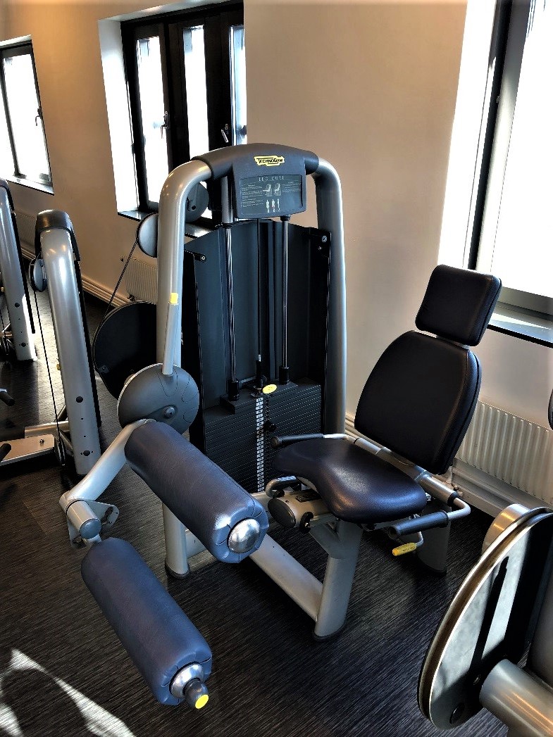 Baksida lår maskin Technogym-GymPartner2.0 - Leg-curl-Technogym-2.jpg