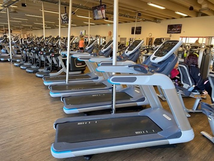 Löpbandsmotor i Löpband på Gymauktioner.se  På de mindre löpbanden är har motorn endast 2 HK ( Hästkrafter) eller mindre, medan ett företagsband ofta ligger runt 3 HK, och kommersiella löpband börjar runt 4-5 HK.  Kommersiella löpband med en kraftigare motor i löpbandet ger en stadigare rörelse och gör att löpbandet orkar dras runt utan “stopp” även om en tyngre person springer på löpbandet, medan en klenare motor kan ha problem att dra runt löpmattan, samt komma upp i en högre hastighet.  Mindre löpband klarar inte tyngre personers vikt om de väger över 90 kg.  "Skrivet av mig, Martin MaXimus Börjesson som varit verksam i gymbranschen sedan 1979, då jag startade mitt första gym. Sedan 1983 har jag handlat med gymutrustning och har ägt och drivit väldigt många gym.
