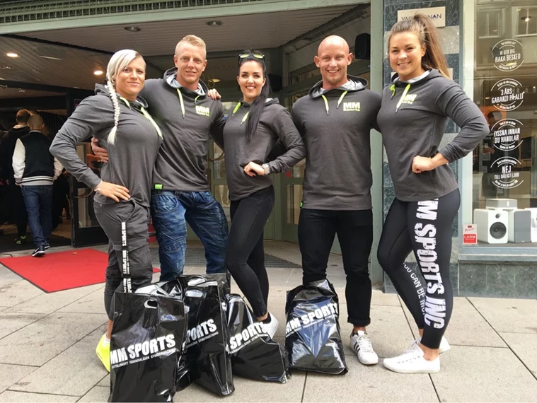 1992 MM Sports födelse Olle Sparringsjö, mannen som skulle skapa MM Sports, har funnit sin passion för hård styrketräning på gymmet Olympic i Göteborg.  Där träffar han profiler som Eive Nilsson, Anders Bengtsson och Mats Kardell. De nya bekantskaperna leder till en resa till Kalifornien.