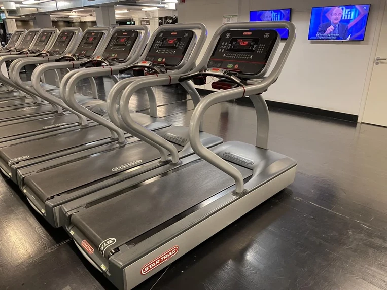 Löpband Startrac 8TRX . Begagnat & Startracs bästa och populäraste Löpband. L. 215cm, Bredd: 91cm, Höjd: 160cm, Maxvikt 227kg, Totalvikt: 216kg